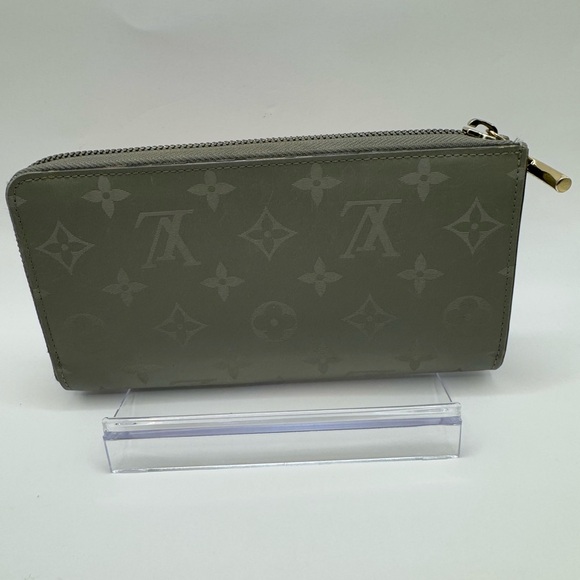 ๐ #3 Louis Vuitton Monogram Cosmos L-Zip Wallet - Picture 3 of 9